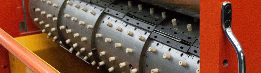 cutting cylinder with knives in shingle manufacturing